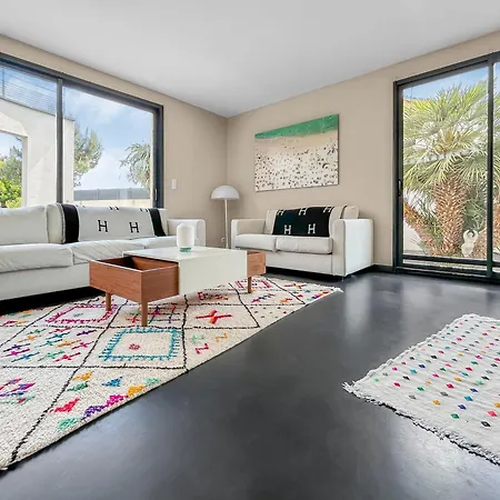 6 Pers A 500m De La *